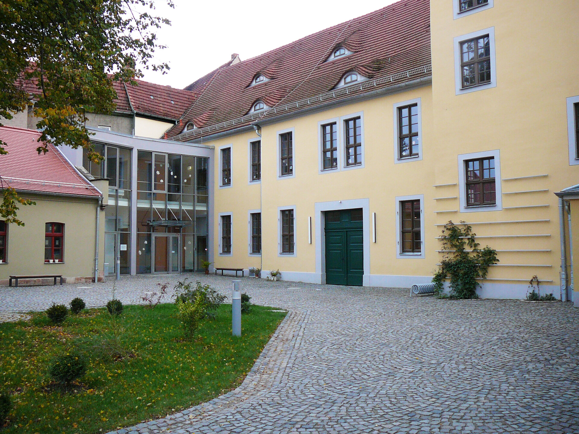 Verbinder zwischen Bestandsgeb&auml;uden