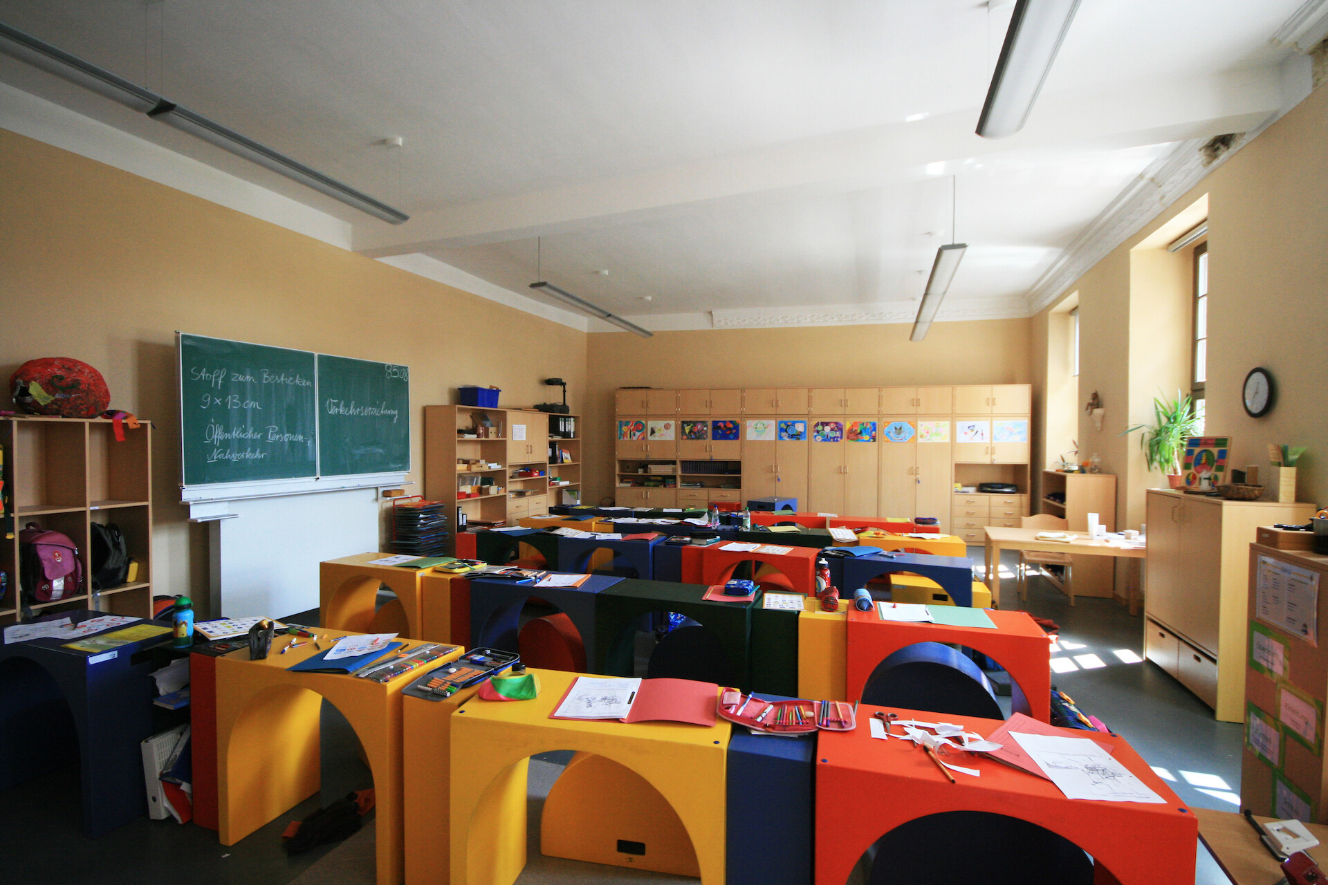 Unterrichtsraum mit &bdquo;Landauer M&ouml;beln&ldquo;