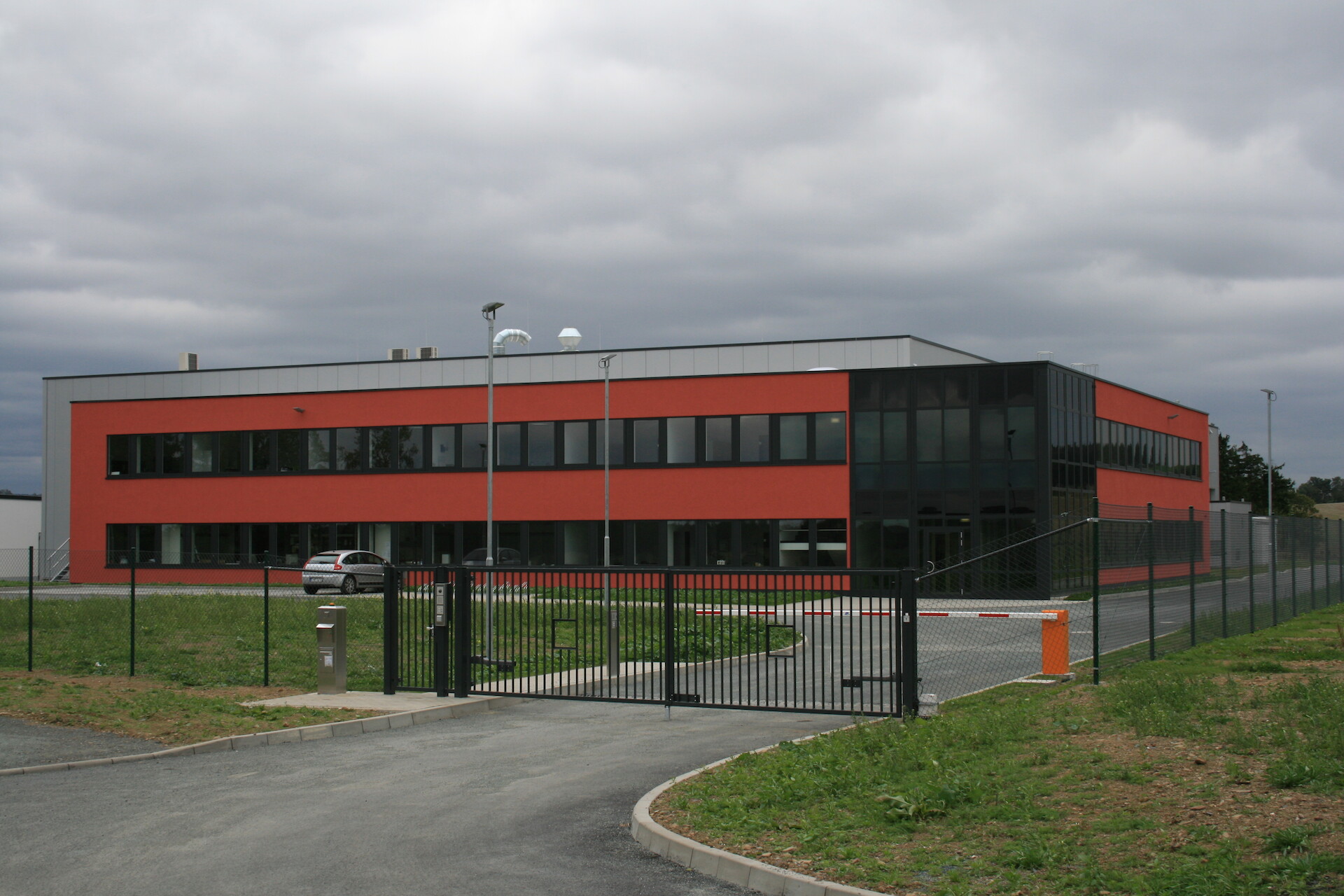 Ansicht Haupteingang B&uuml;rogeb&auml;udeanbau