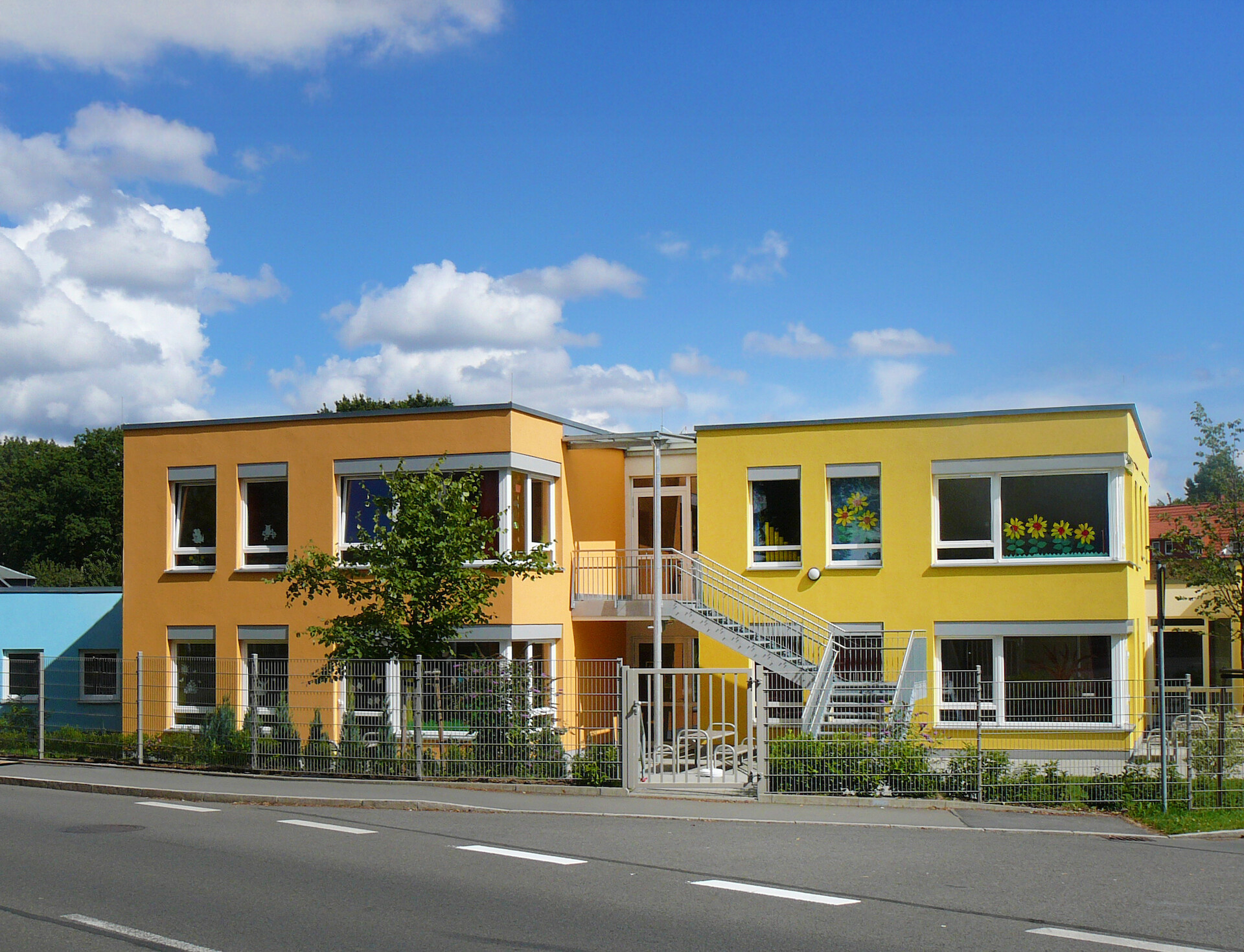 Eingang Stra&szlig;enseite