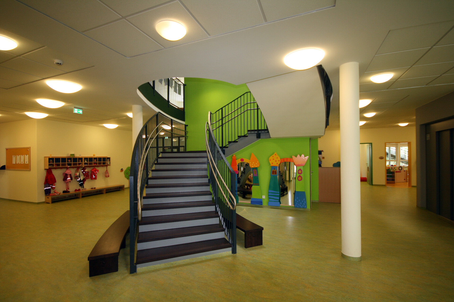 Spielflur mit Treppenanlage