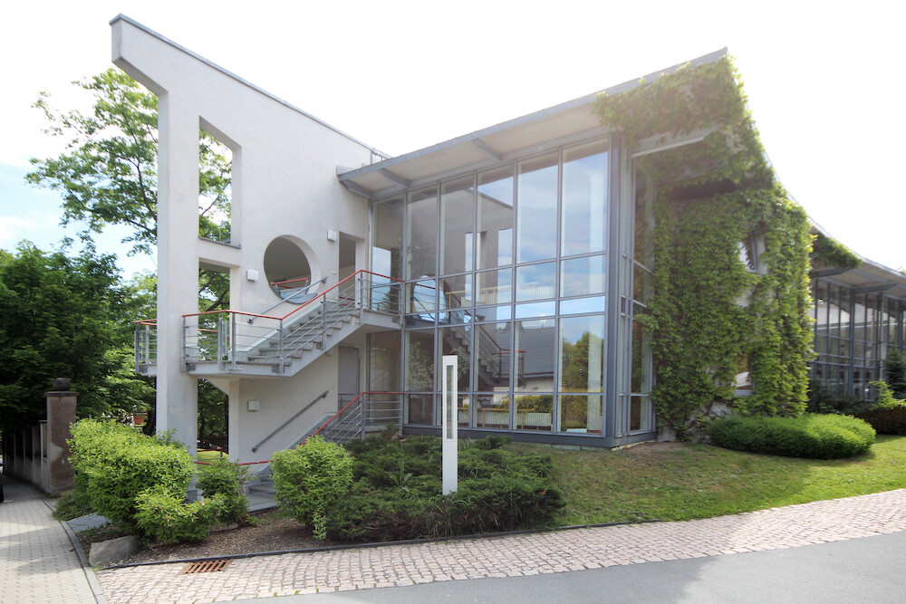 Erweiterungsbau als Längsriegel mit Pflegezimmer