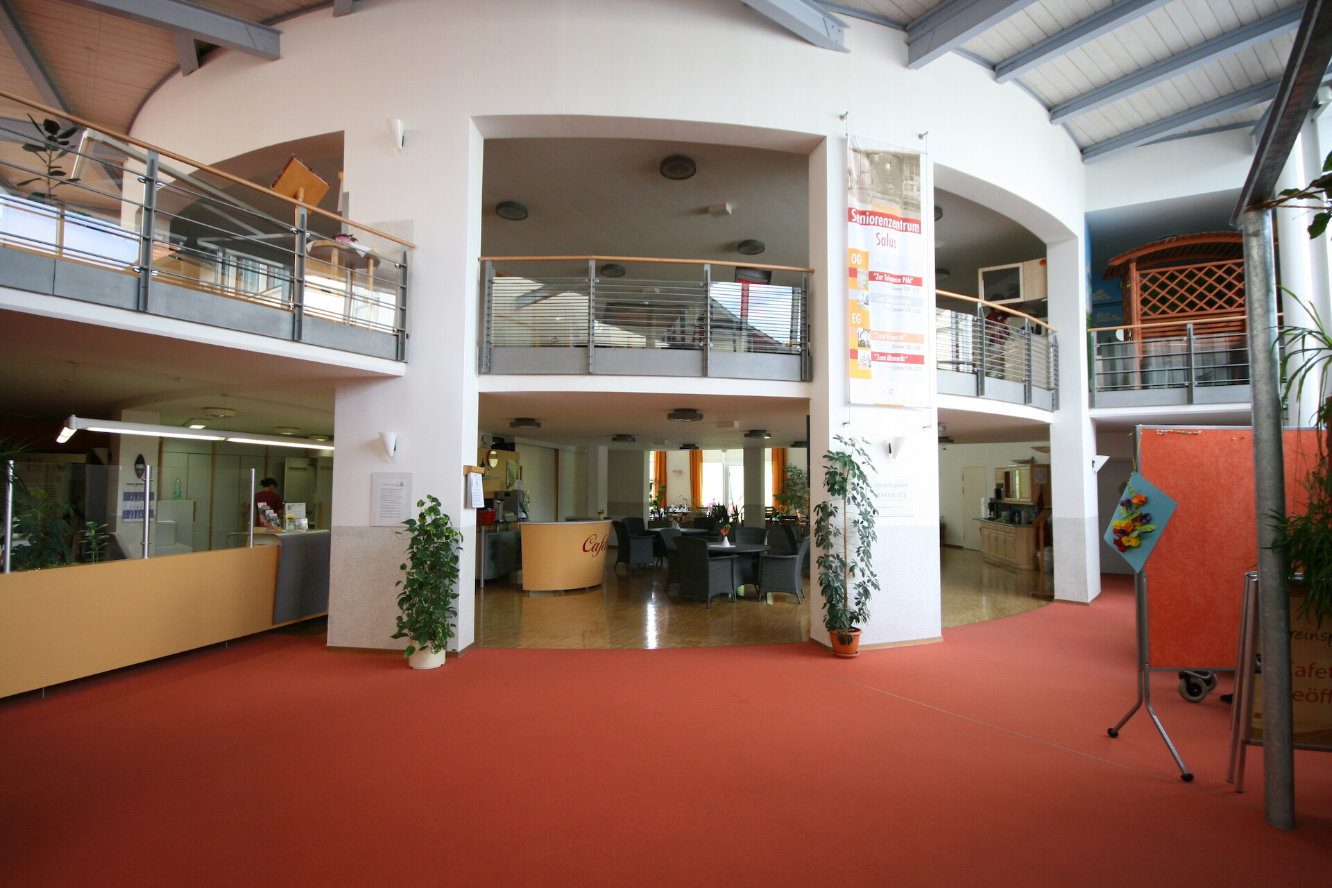 Eingangsbereich mit Caf&eacute;