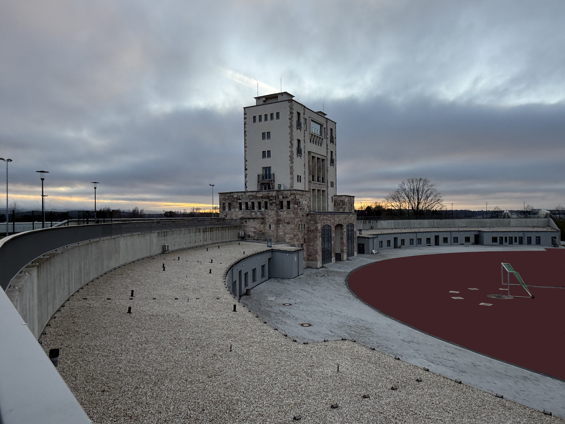 Turmgeb&auml;ude mit Anbau Funktionsgeb&auml;ude