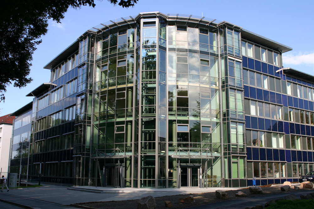 Straßenseite mit Haupteingang
