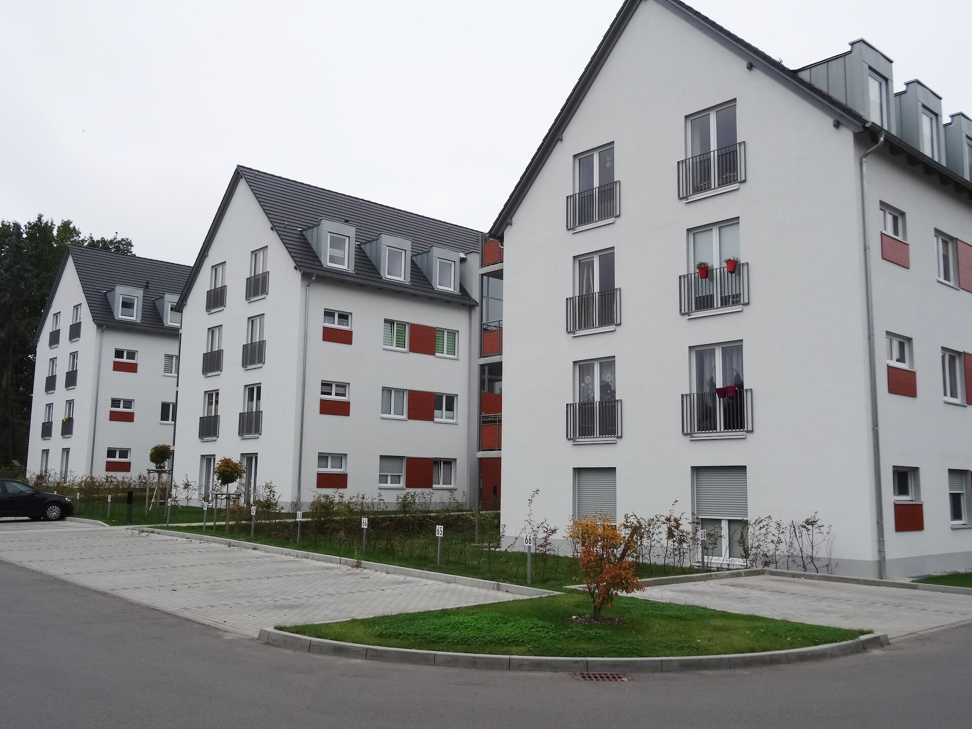 Giebelseite mit Stellpl&auml;tzen